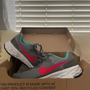 ⭐️NEW- NEVER WORN - ⭐️Boys Nike Star Runner 3 shoes - size 5Y